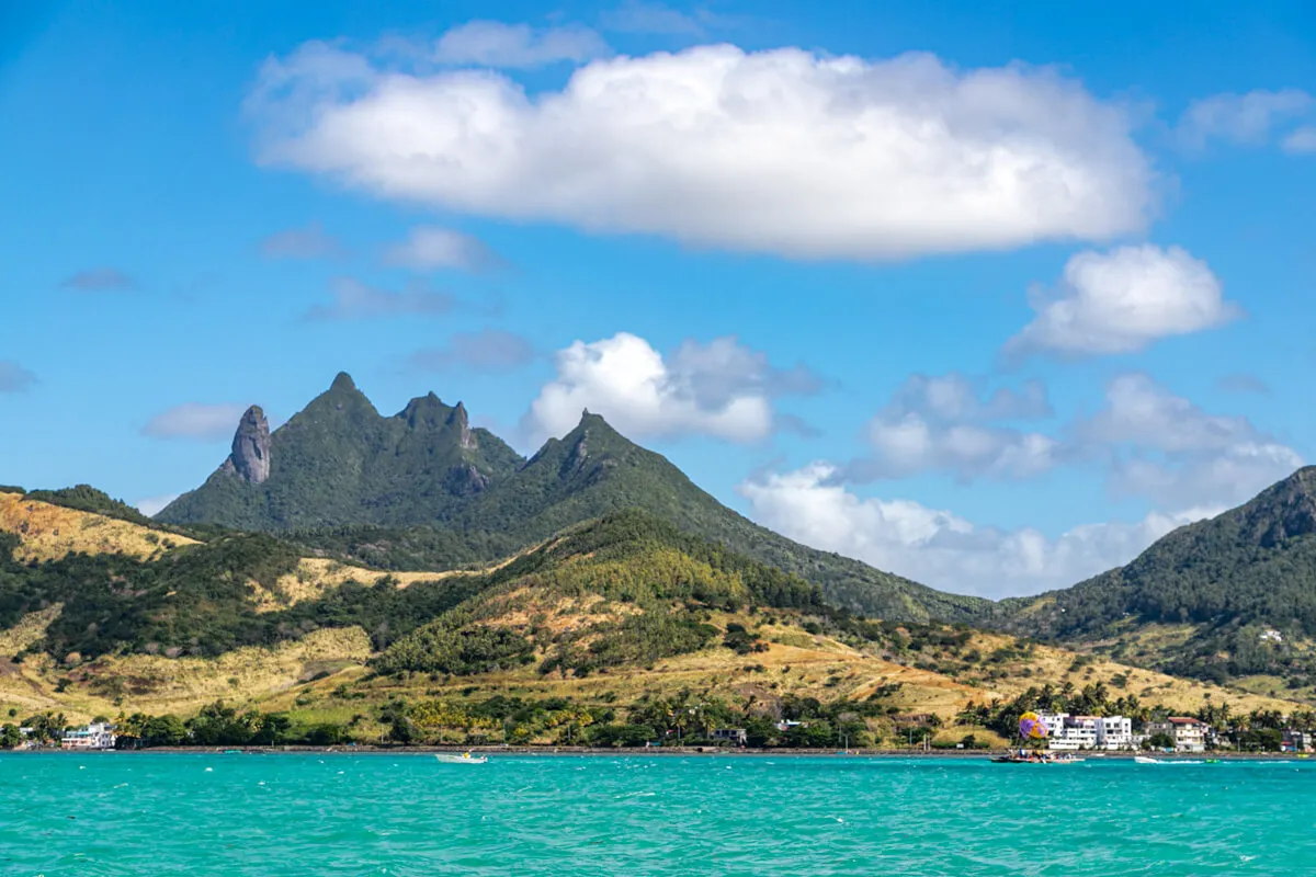 Luxuriöser Katamaran segelt vor der Küste von Mauritius