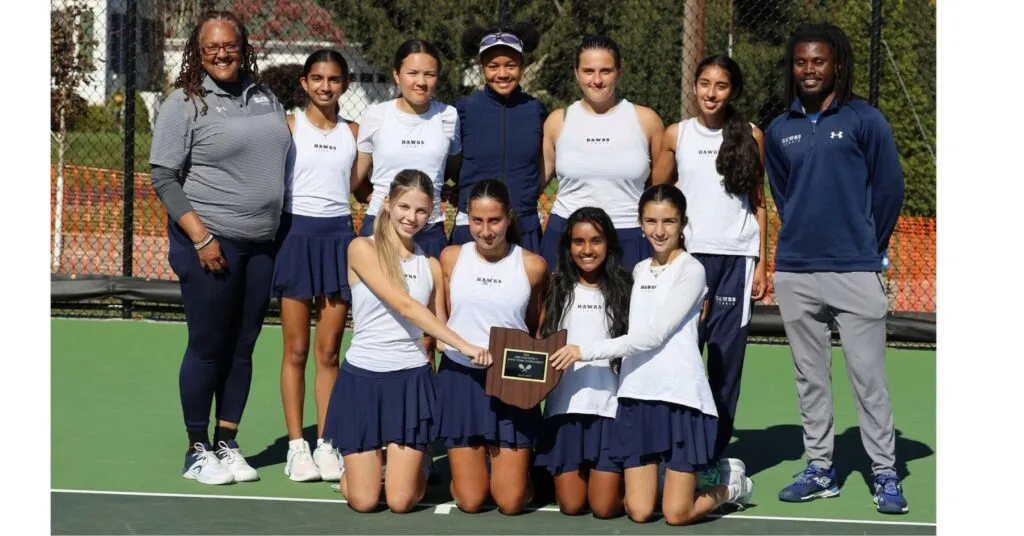 Mädchen-Tennisteam feiert seinen Erfolg auf dem Platz