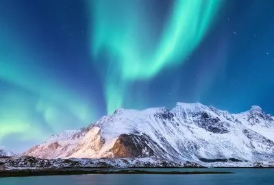 Magische Polarlichter über der norwegischen Küstenstadt Bergen