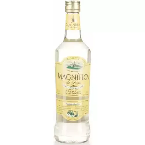 Magnifica Cachaça 45%, die Basis für eine authentische Caipirinha