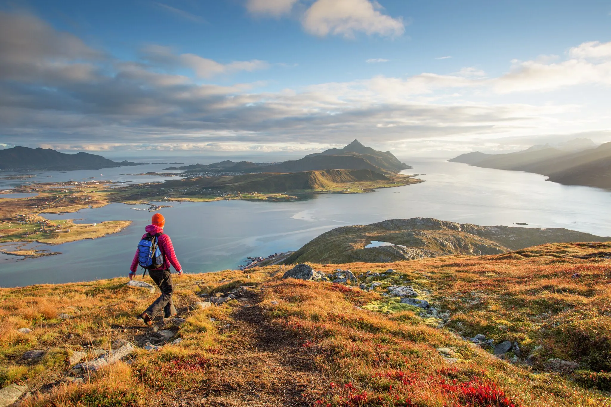 Majestätische Berge und klare Gewässer der Lofoten unter einem weiten Himmel