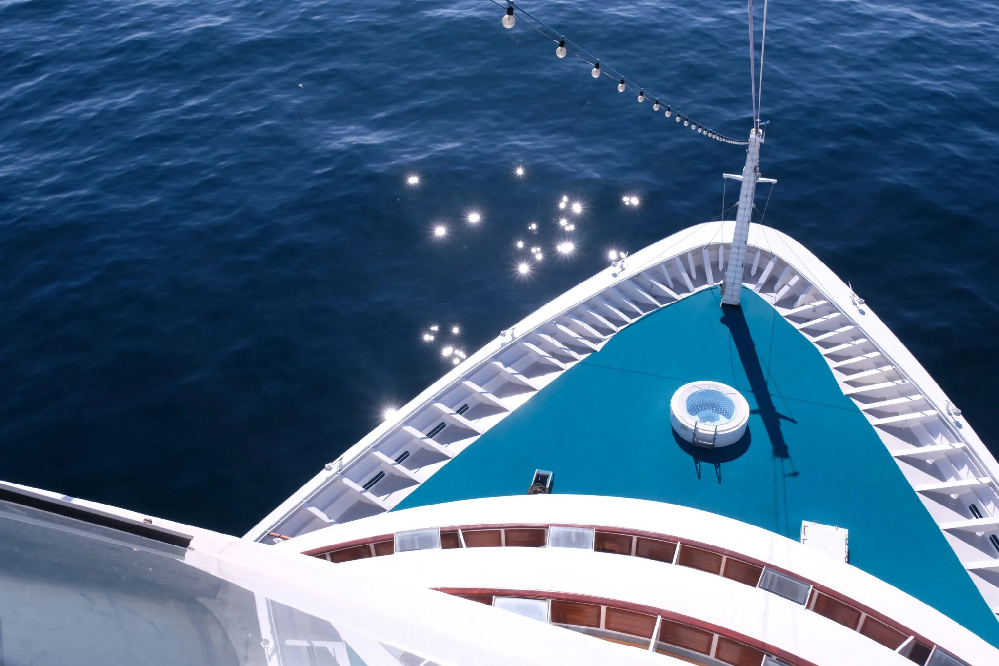 Majestätischer Fjord in Norwegen mit Kreuzfahrtschiff