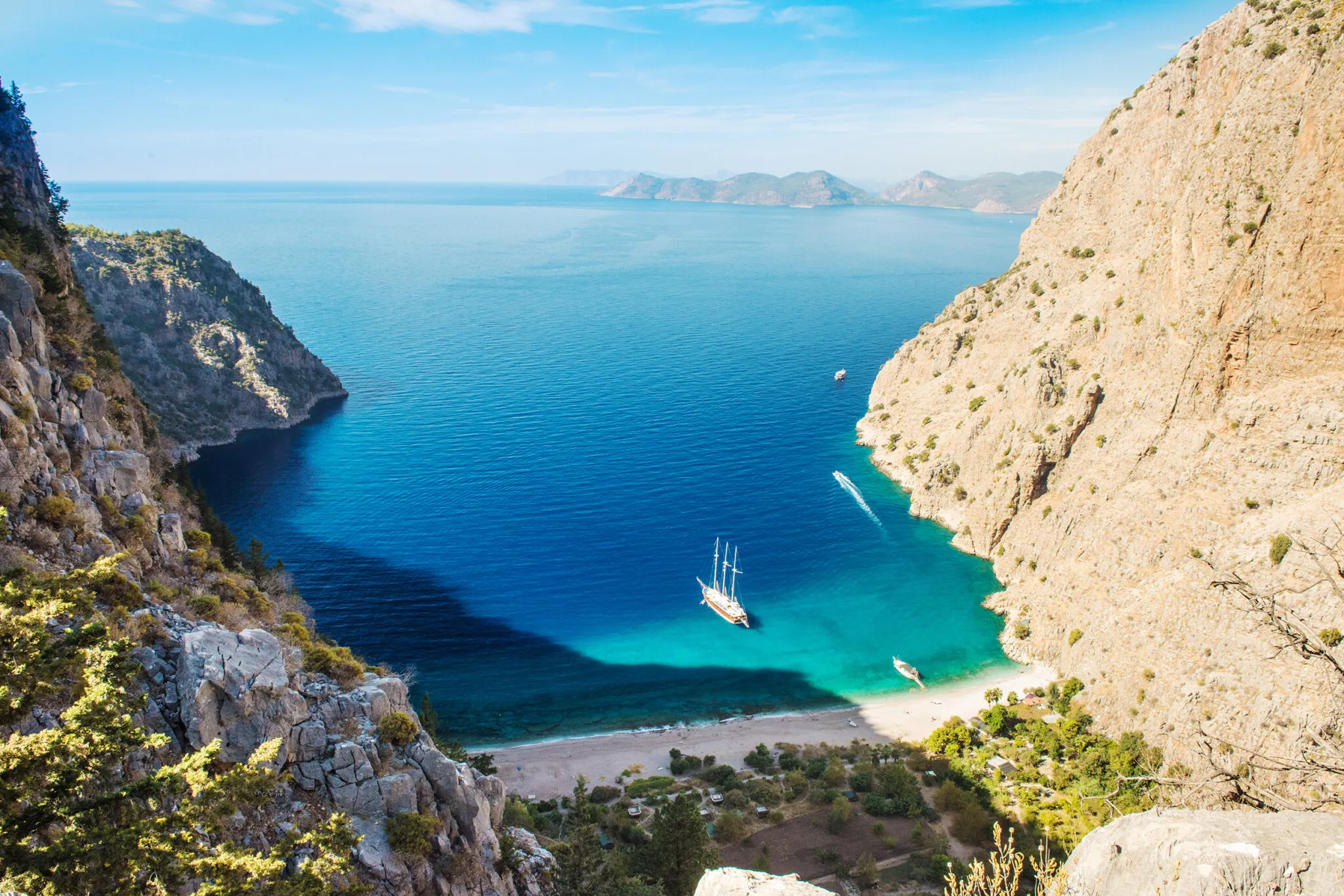 Malerische Bucht von Oludeniz in der Türkei mit einem Schiff