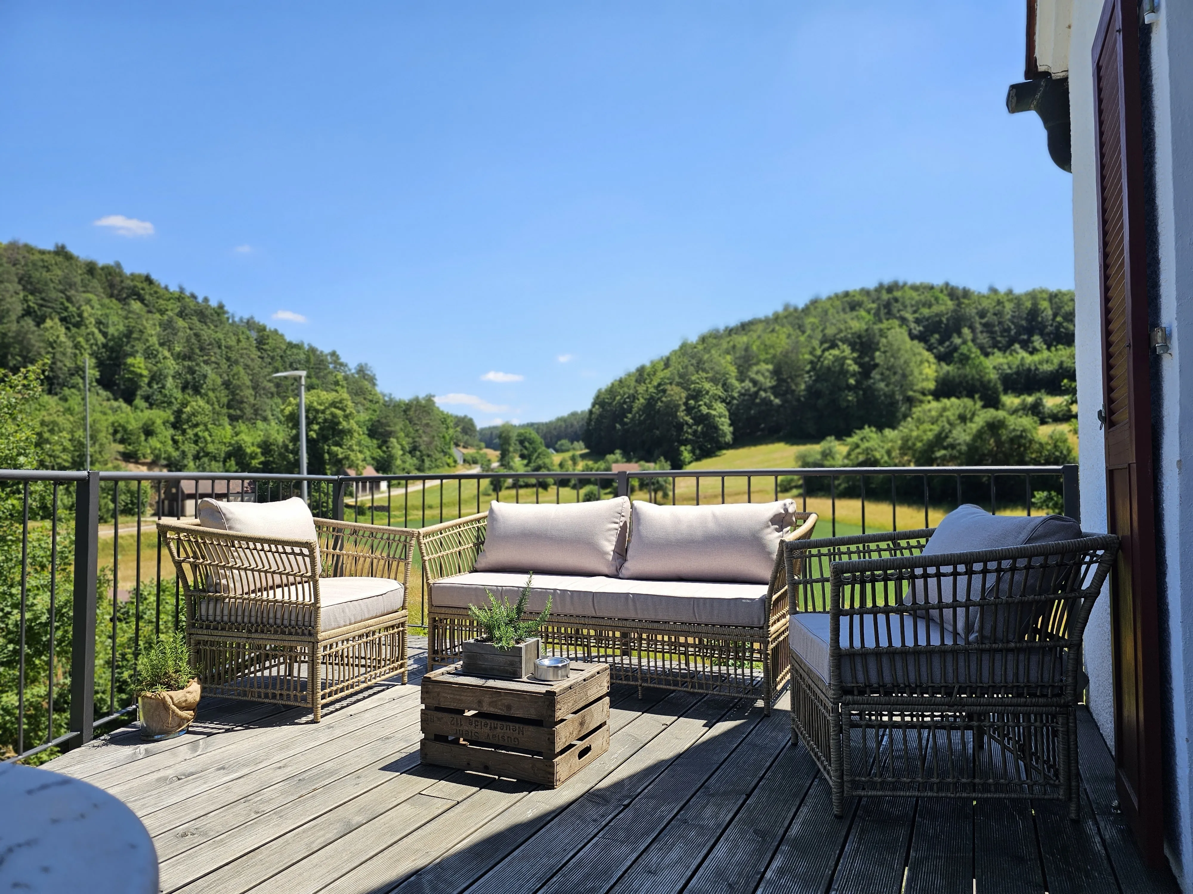 Malerische Landschaft von Bad Staffelstein, Deutschland, mit Blick auf das "Staffelstein-Triumvirat"