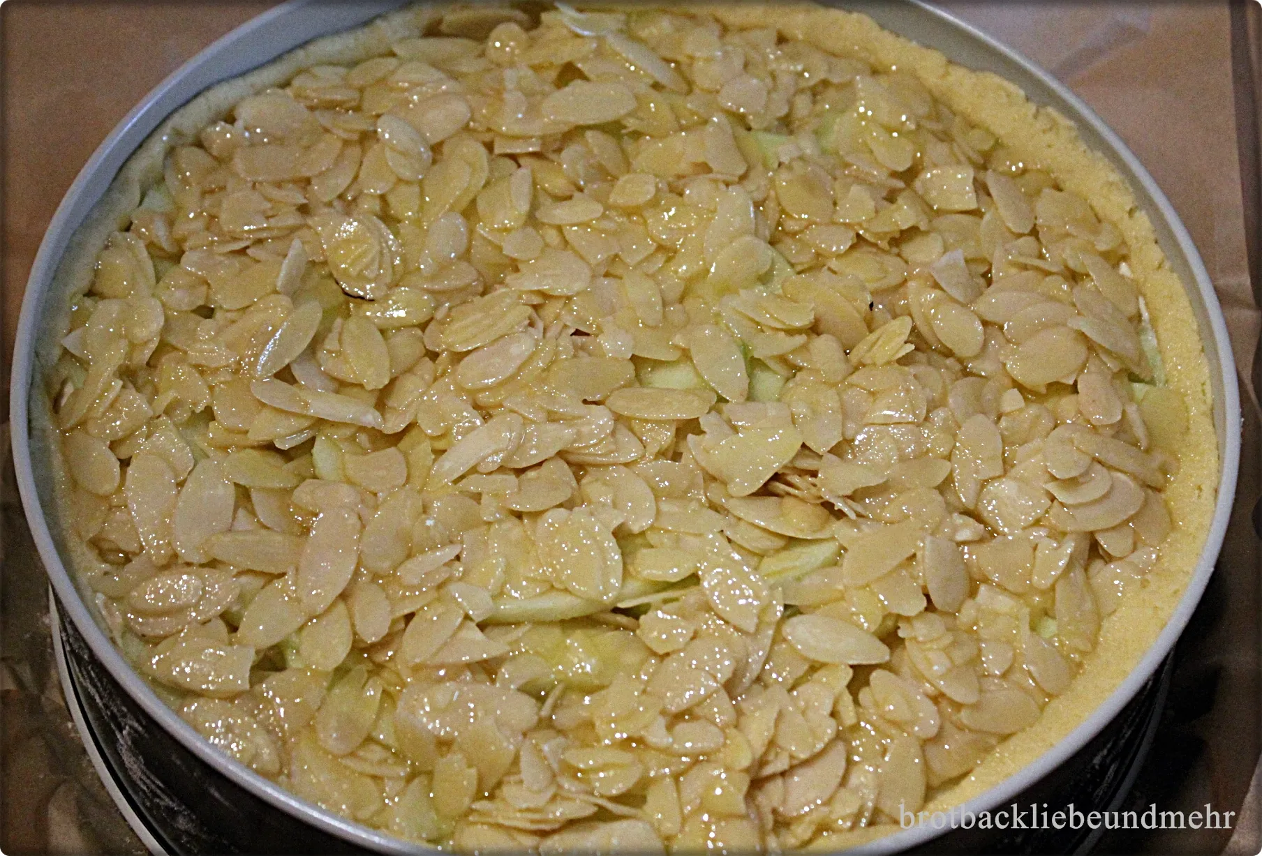 Mandelguss auf den Apfelschnitzen