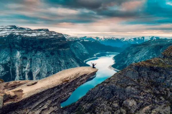 Mann auf dem Felsvorsprung Trolltunga in Norwegen