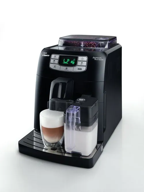 Mann bereitet Cappuccino mit Philips Saeco Intelia One Touch Cappuccino zu