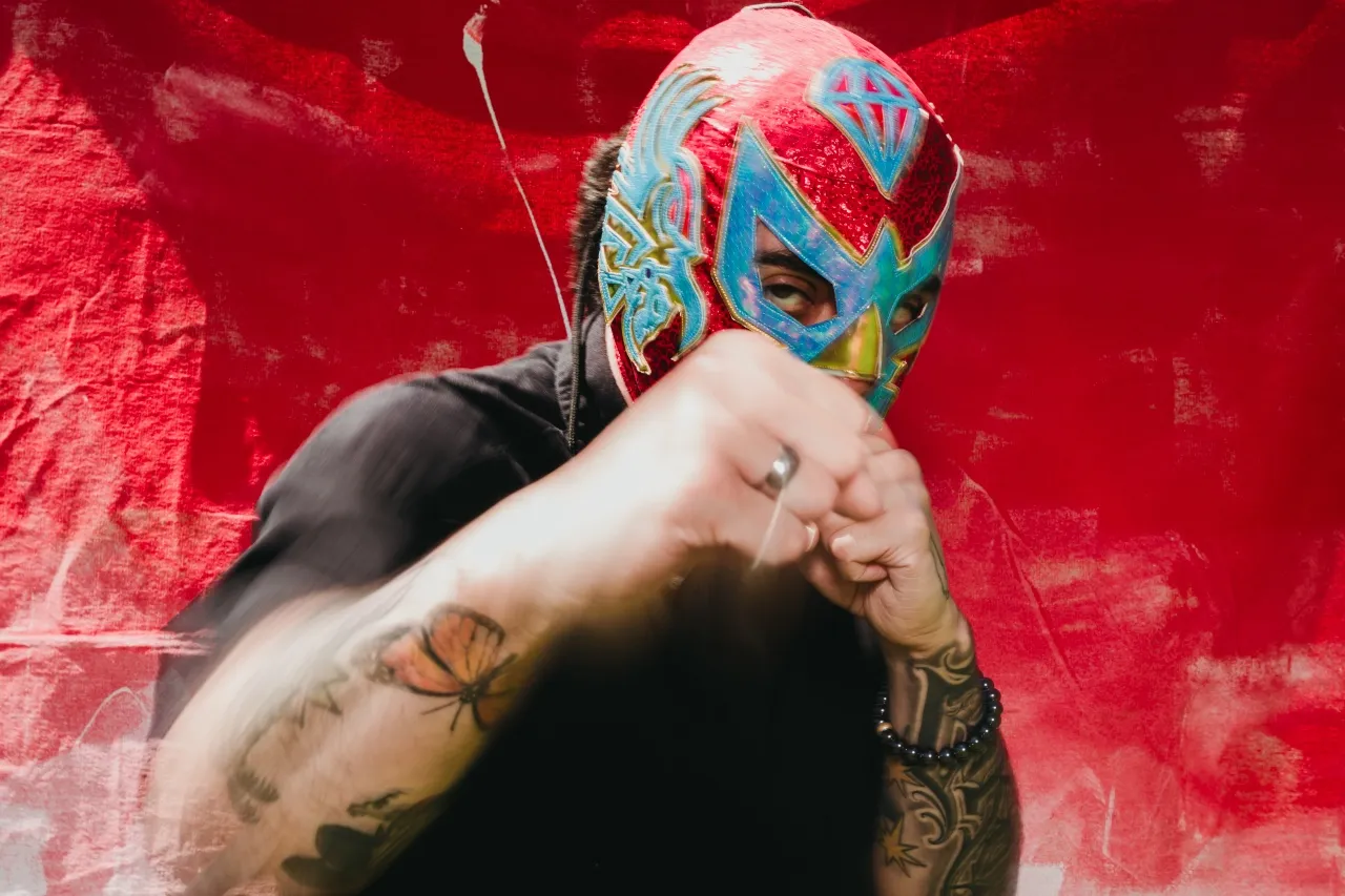 Mann im Fitnessstudio, der mit einem Fitnessband seine Brustmuskulatur trainiert