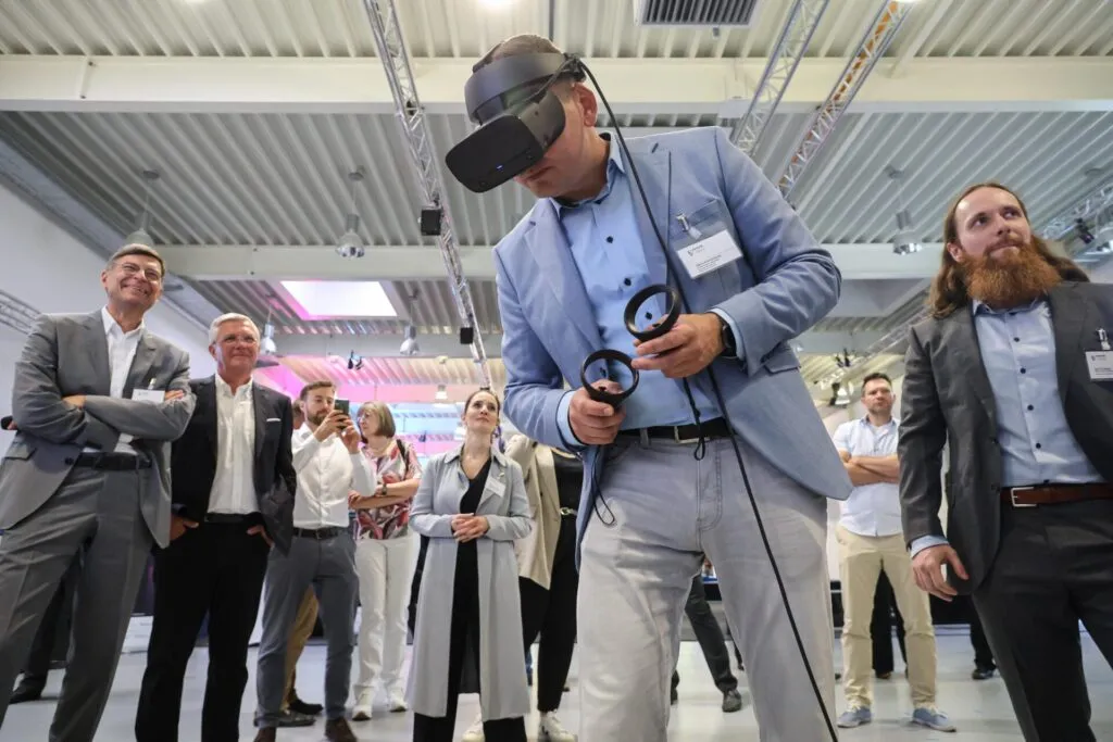Mario Brandenburg bedient eine VR-Trainingsplattform zur Optimierung von Fräsprozessen