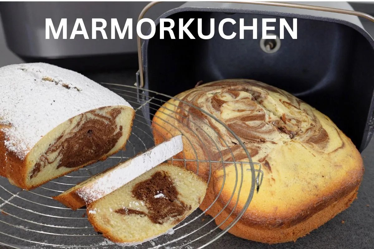 Marmorkuchen aus dem Brotbackautomaten, aufgeschnitten in der Backform