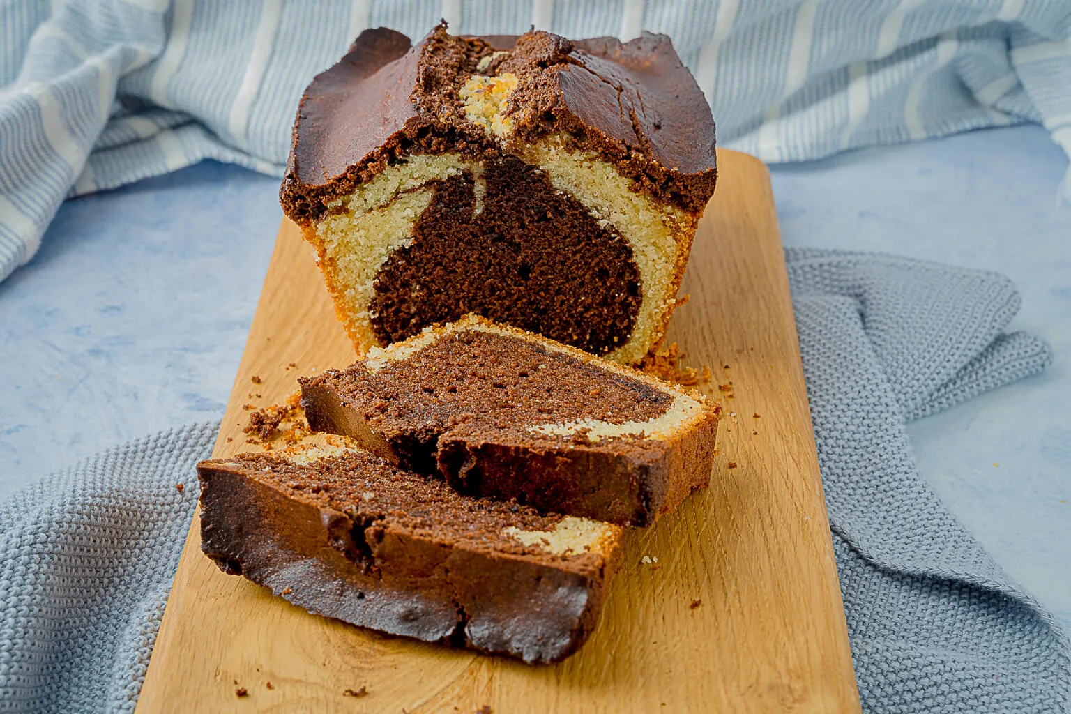 Marmorkuchen mit einfacher Puderzuckerglasur