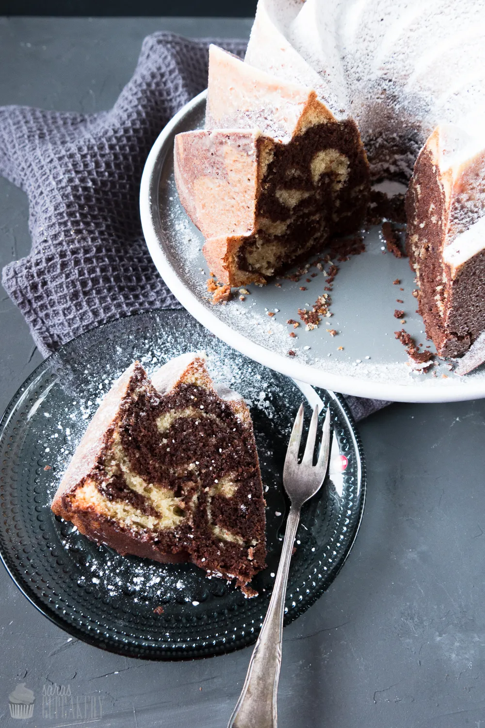 Marmorkuchen mit Nutella in einer Gugelhupfform auf einem Küchentisch