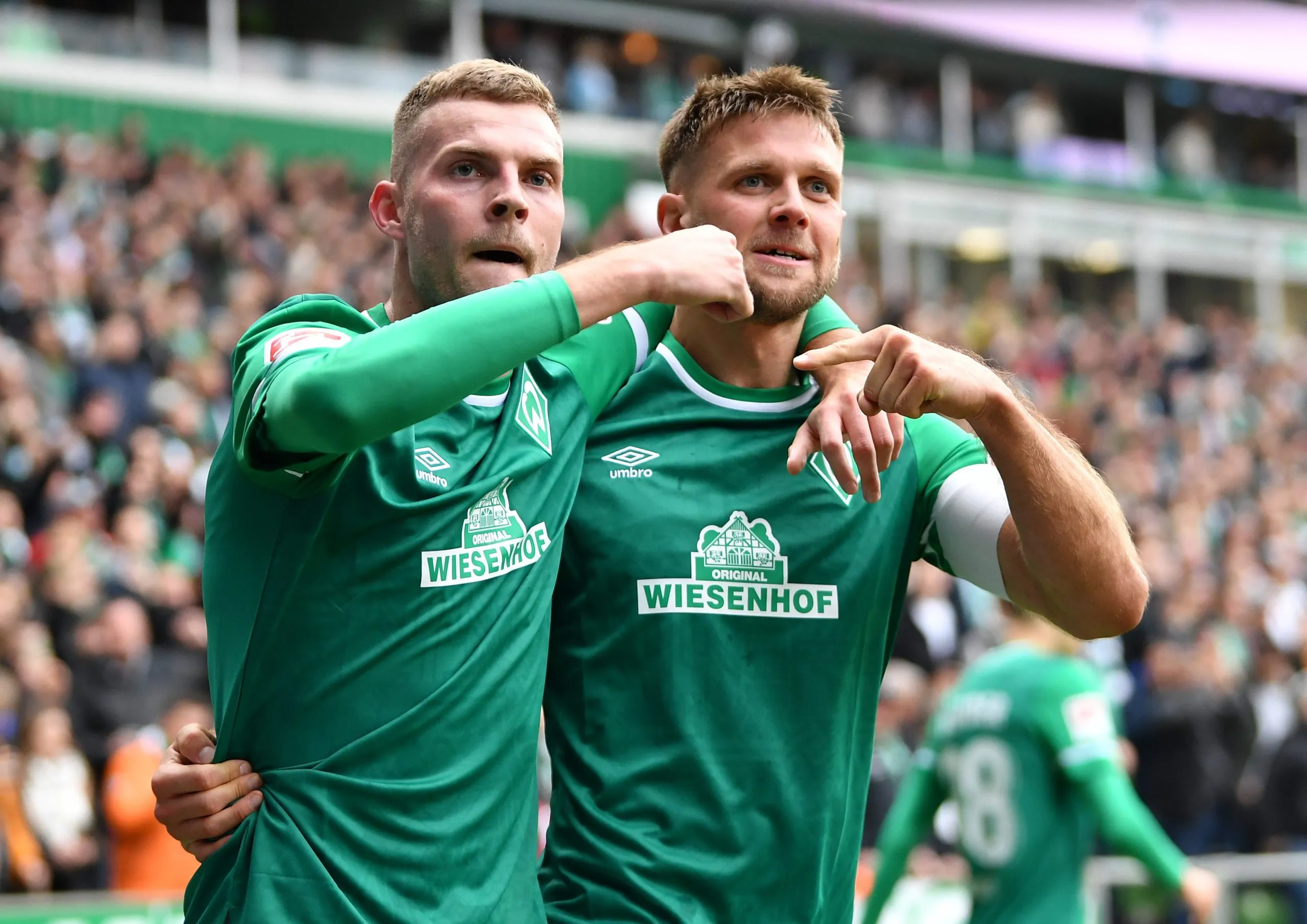Marvin Ducksch und Niclas Füllkrug, die Top-Stürmer von Werder Bremen, jubeln nach einem Tor