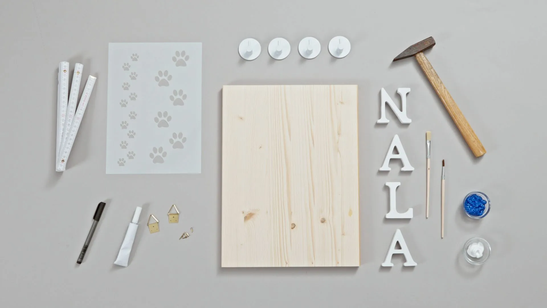 Materialien für eine DIY-Hundegarderobe auf einem Tisch ausgebreitet.