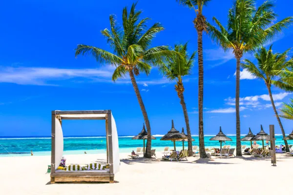 Mauritius Strand mit bunten Schirmen und türkisem Wasser