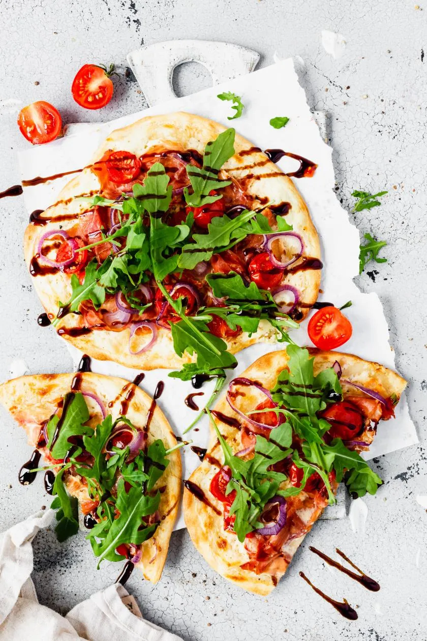 Mediterraner Flammkuchen mit Serrano, Tomaten und Rucola