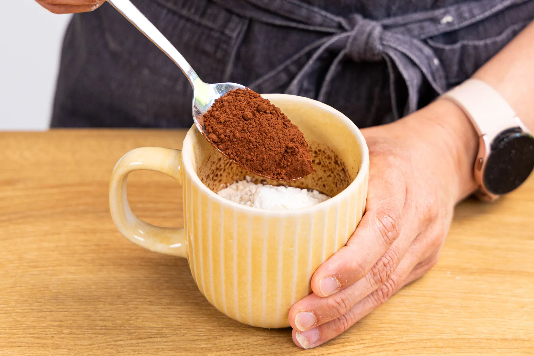 Mehl und Kakao dazugeben