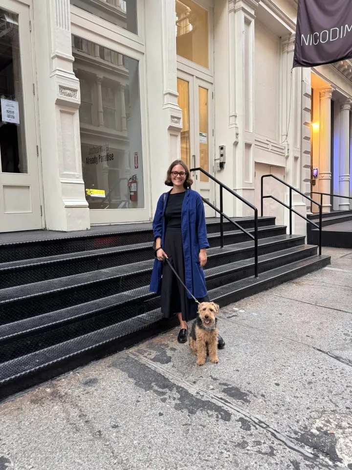 Mehrere Muji-Kleidungsstücke, darunter Pullover und Hosen, sind flach ausgelegt.