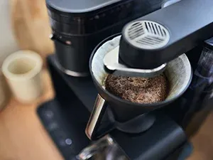Melitta EPOS mit 360° rotierendem Wasserauslauf beim Brühen