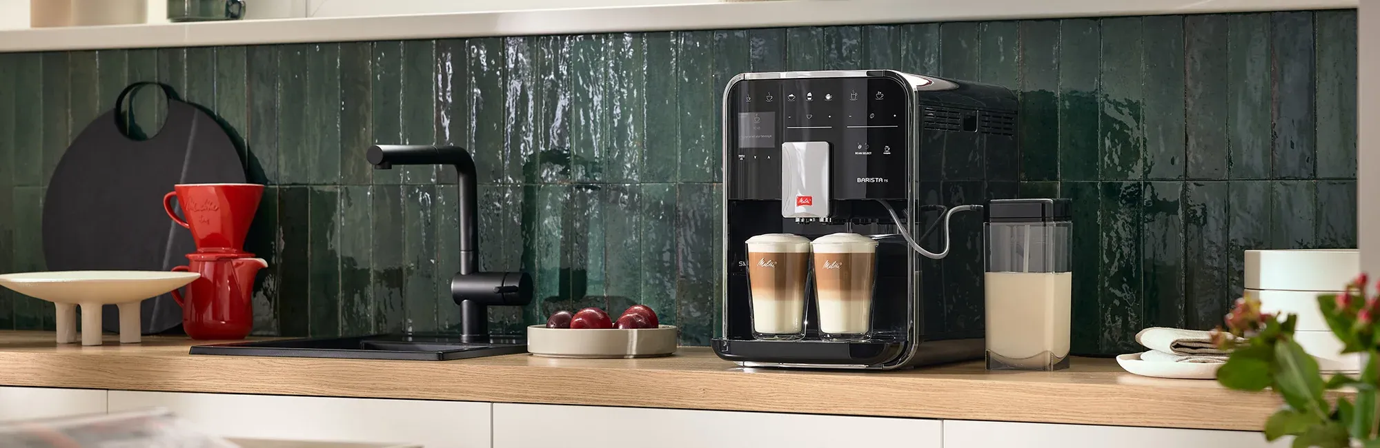 Melitta LatteSelect in einer Küche, daneben eine Melitta Tasse
