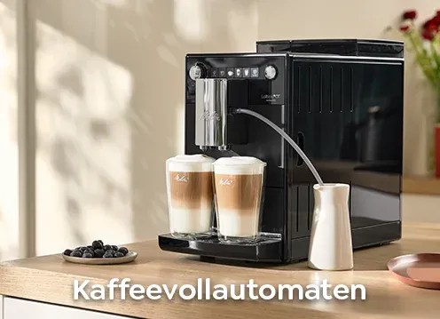 Melitta Latticia OT Kaffeevollautomat mit zwei Latte Macchiato auf einer Küchentheke.