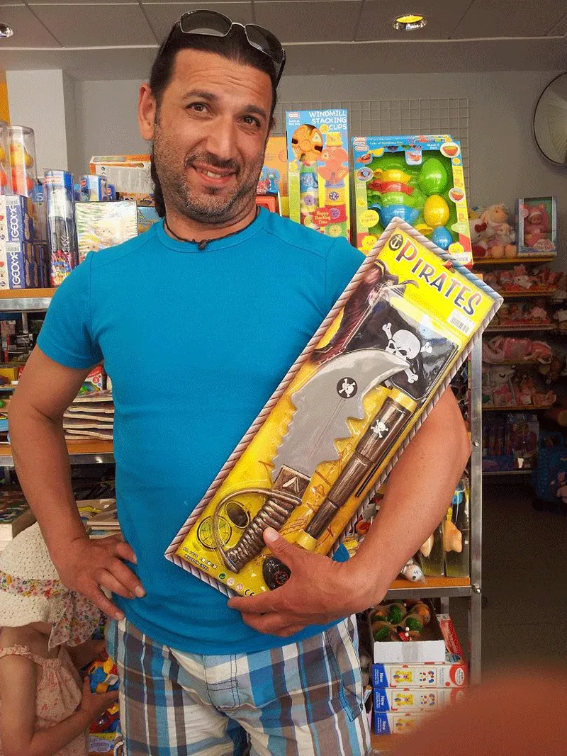 Menschen entspannen sich an einem sonnigen Strandabschnitt auf Mallorca mit Palmen und azurblauem Meer