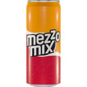 Mezzo Mix, eine beliebte deutsche Orangen-Cola-Mischung