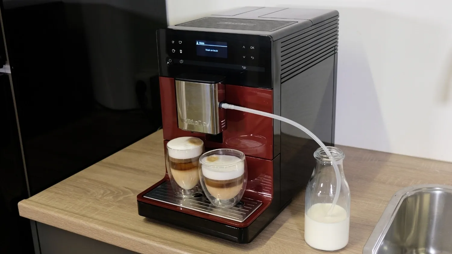 Miele CM 5310 Kaffeemaschine beim Cappuccino-Zubereiten