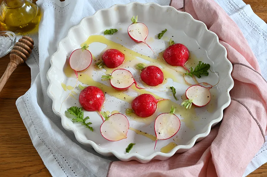 Milde Ofenradieschen, zart gebacken und mit frischen Kräutern garniert
