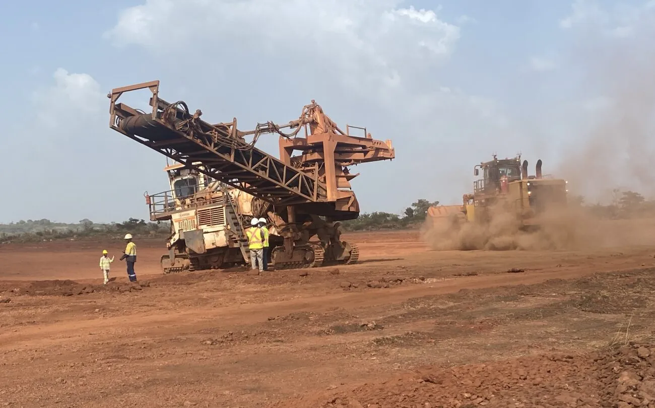 Minenfahrzeuge im Einsatz bei der Aluminiumproduktion in Guinea