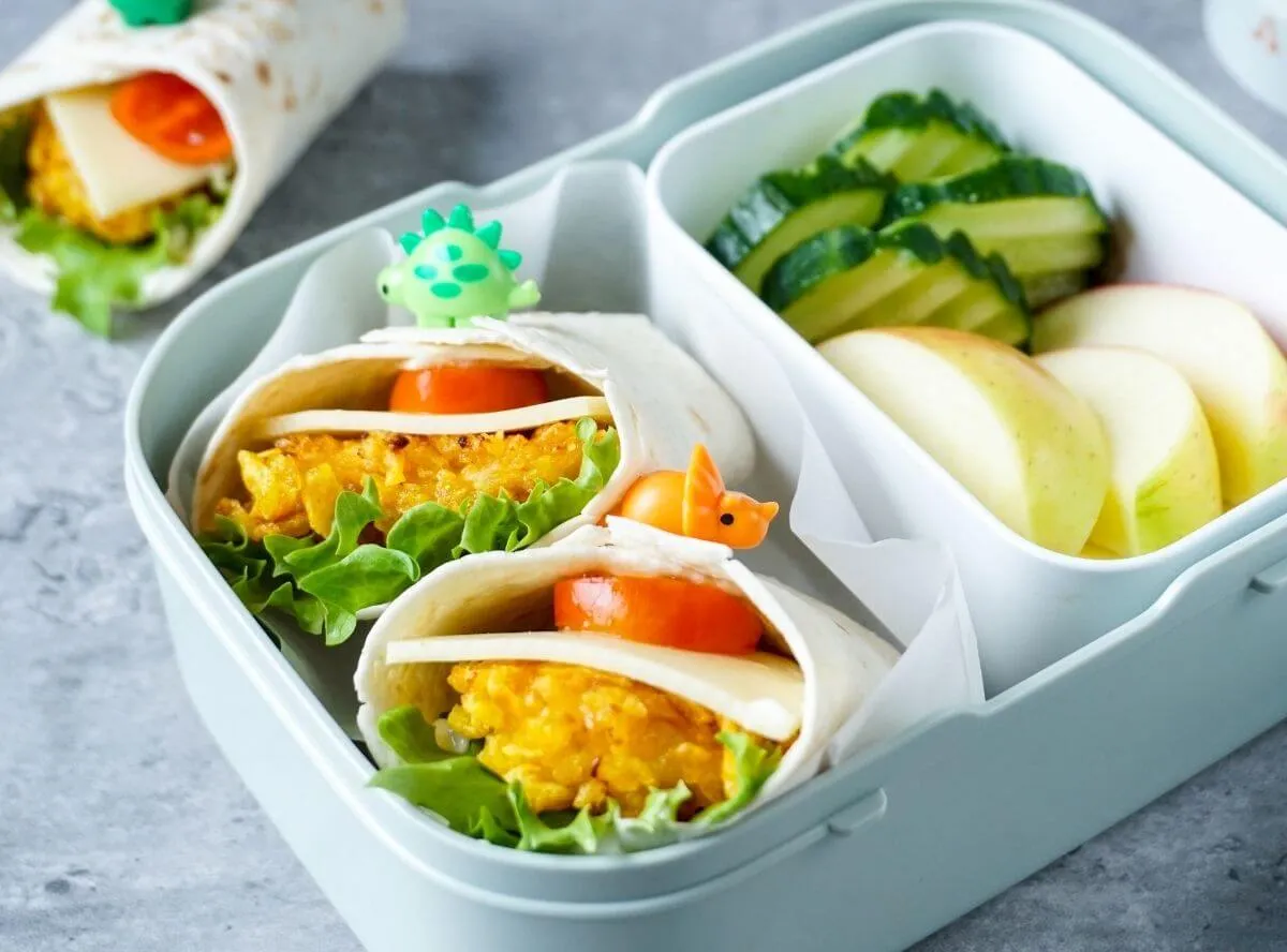 Mini-Chicken Nuggets Wraps, frisch zubereitet und bereit für die Brotdose