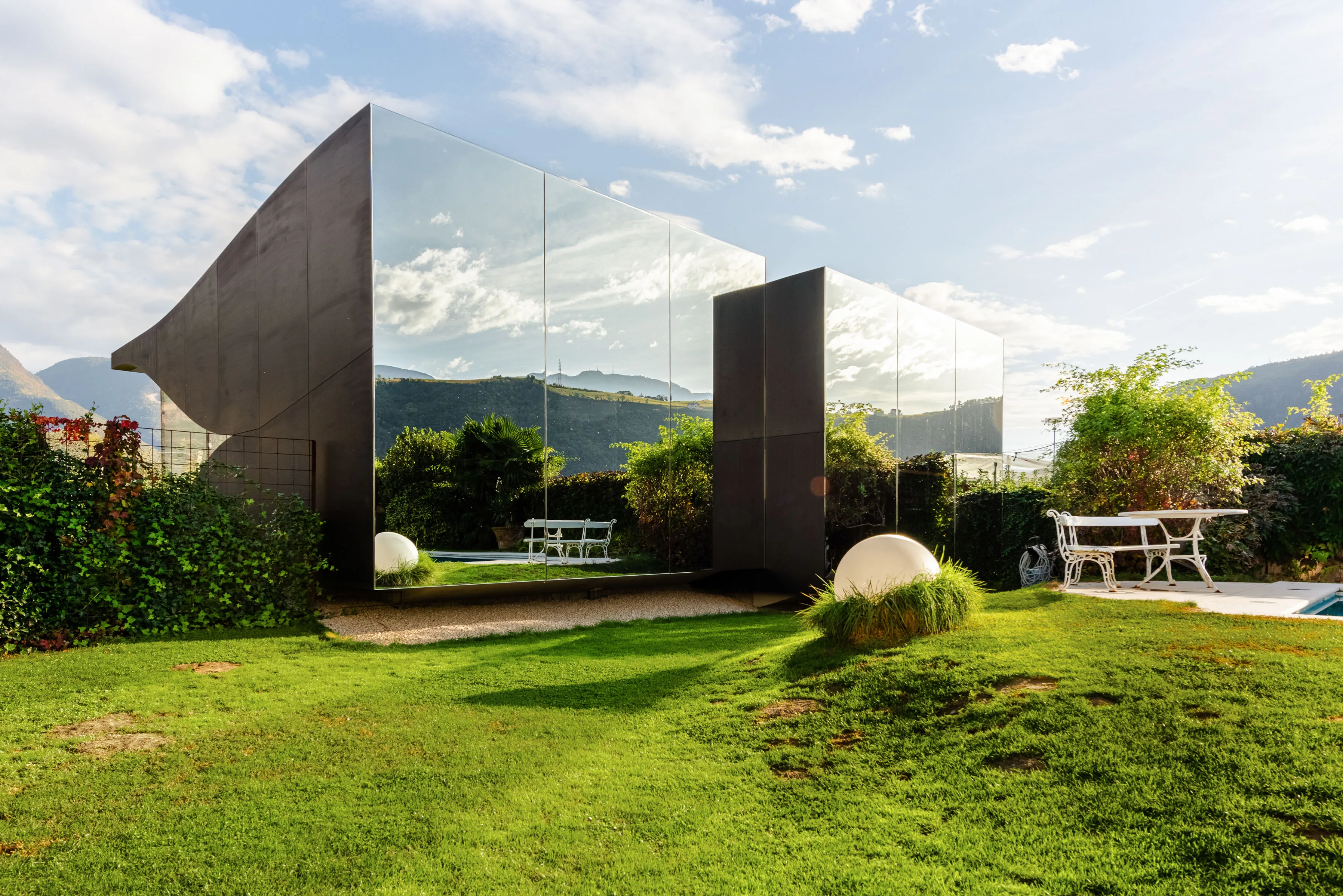 Minimalistisches Spiegelhaus in den Weinbergen Südtirols, Italien