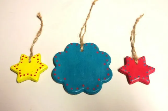 Mit Plätzchenformen lassen sich Salzteig-Anhänger einfach und schnell ausstechen, um wunderschöne Dekorationen zu schaffen.