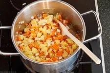 Mitdünsten des Gemüses