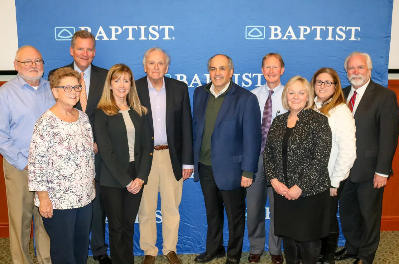 Mitglieder der Kosten Foundation überreichen Spenden an das Baptist Clinical Research Institute für die Forschung