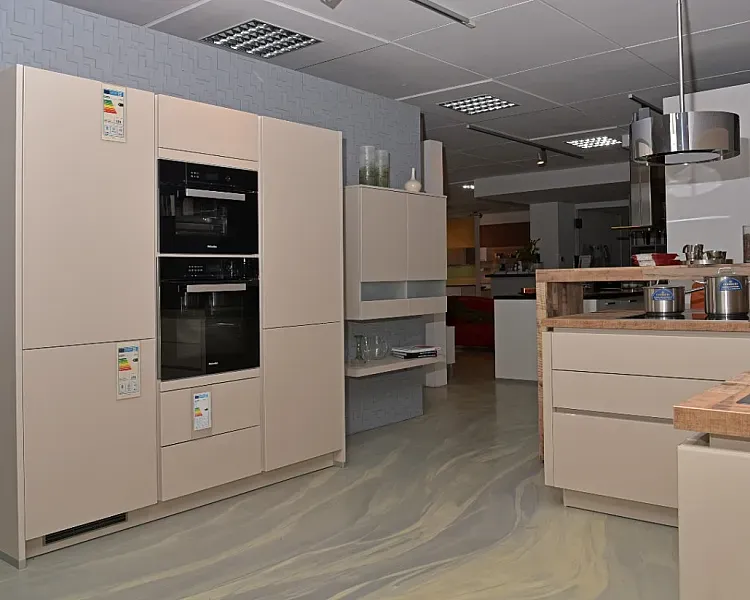 Moderne Alno Star Satina Küche mit grifflosen Hochglanzfronten und integriertem Tresen, beispielhaft für minimalistisches Design.