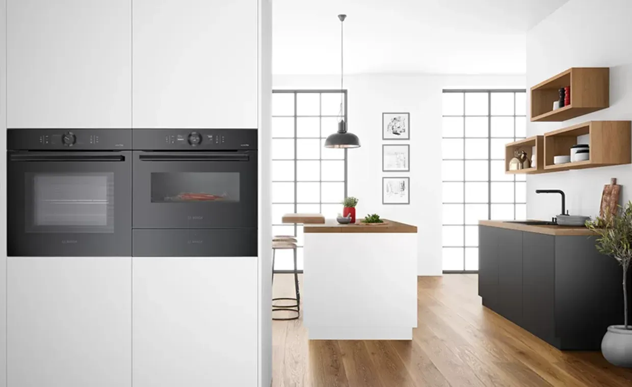 Moderne Küche mit hochwertigen Elektrogeräten im Einsatz