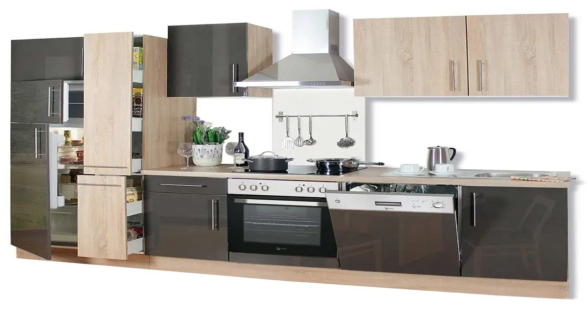 Moderne Küchenzeile mit integrierten Elektrogeräten für effizientes Kochen