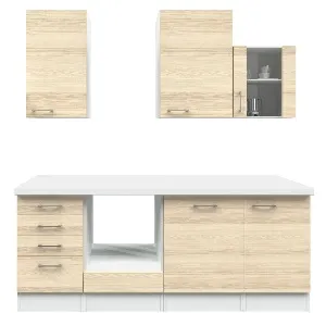 Moderne Küchenzeile ohne Einbaugeräte, bereit für individuelle Anpassungen