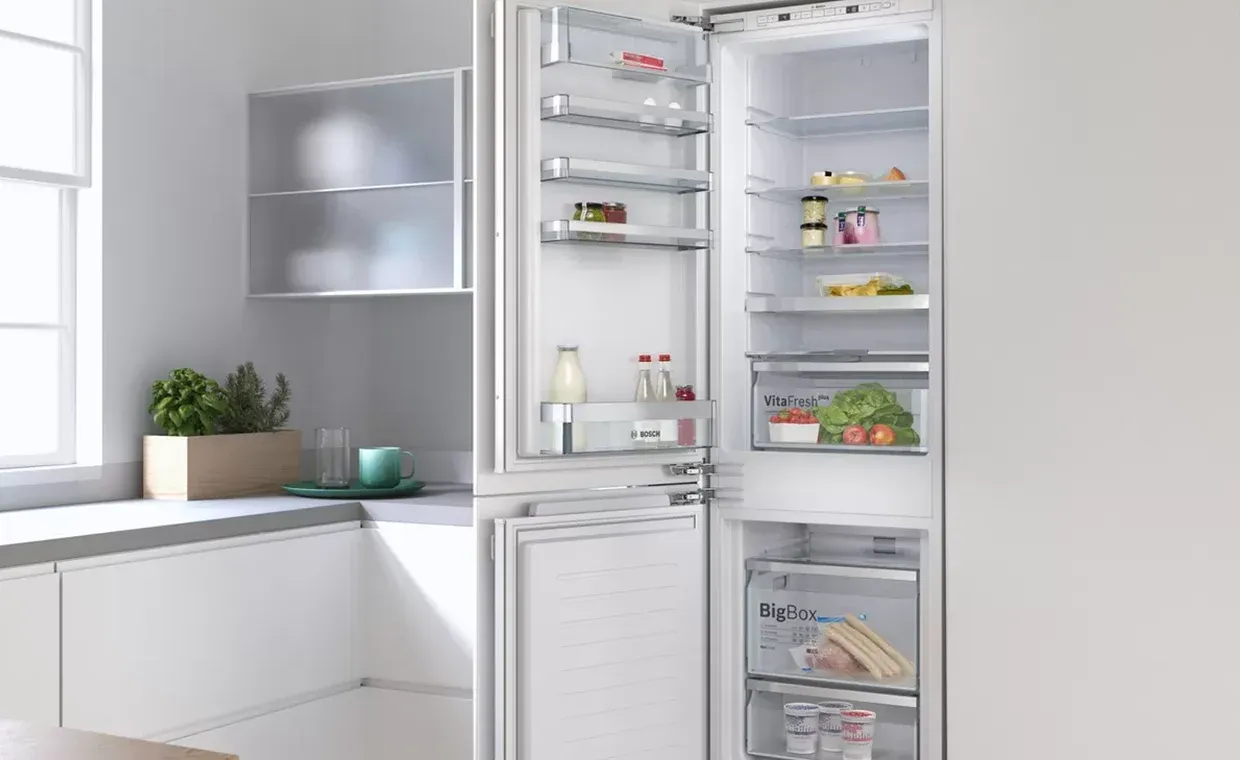 Moderne Kühl-Gefrier-Kombination mit VitaFresh-Technologie