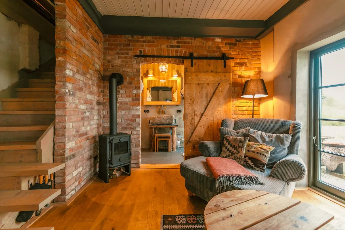 Moderner Hot Tub im Grünen, umgeben von Bäumen und einer entspannenden Atmosphäre