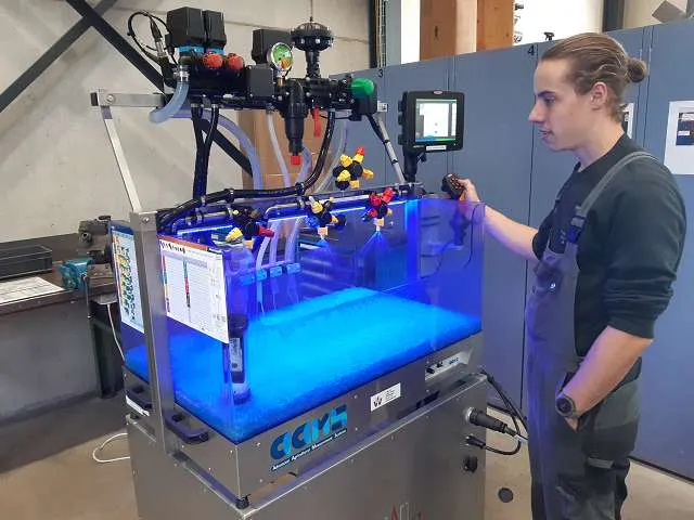 Modernes Feldspritzenmodell mit ISOBUS-Steuerung im ÜK 5 des LMB Technik Zentrums.