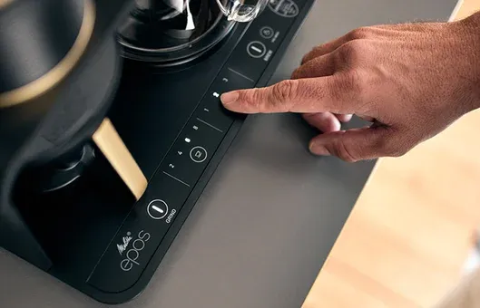 Modernes Touchpanel einer Melitta EPOS® Kaffeemaschine für einfache Bedienung