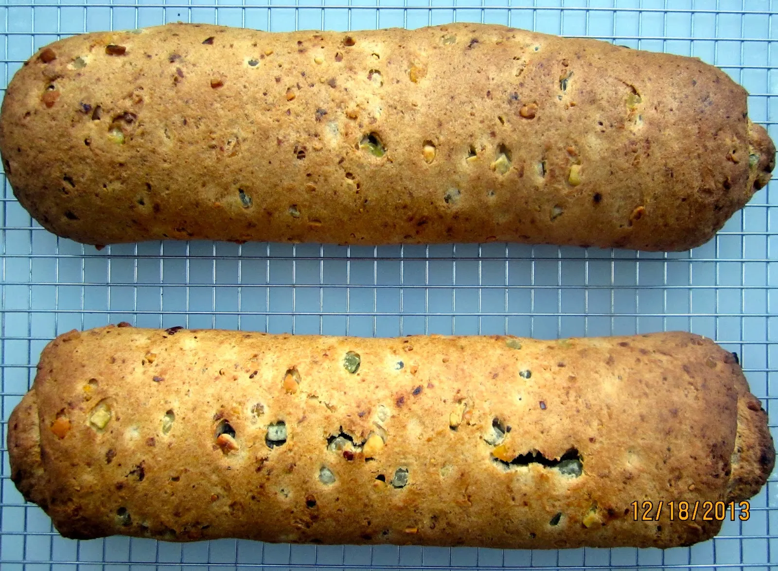 Mohnstollen frisch aus dem Ofen, goldbraun gebacken