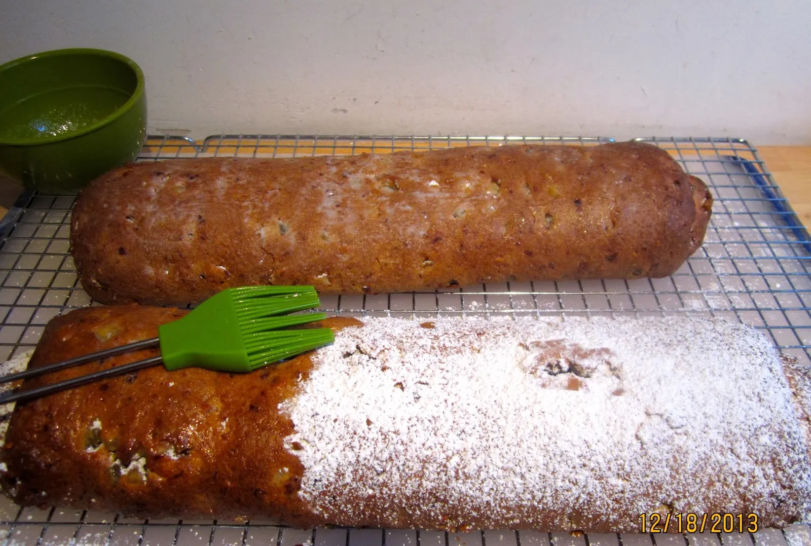 Mohnstollen mit Butter bestrichen und Puderzucker bestäubt