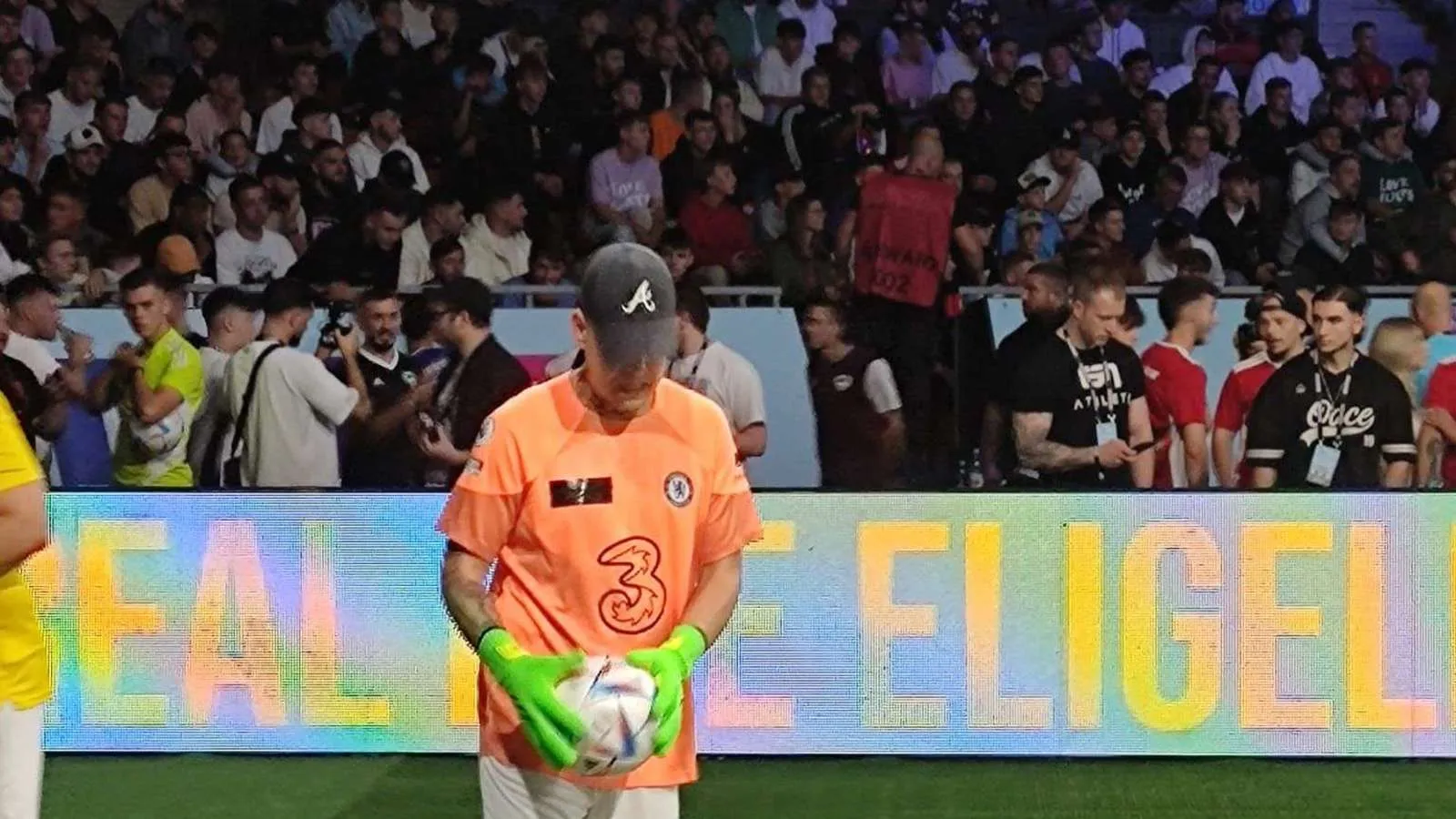 MontanaBlack, der berühmte Streamer, konzentriert sich als Torwart auf dem Spielfeld.