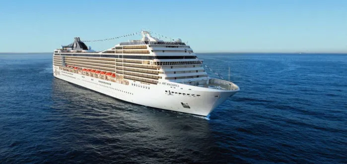 MSC Magnifica bei Sonnenuntergang