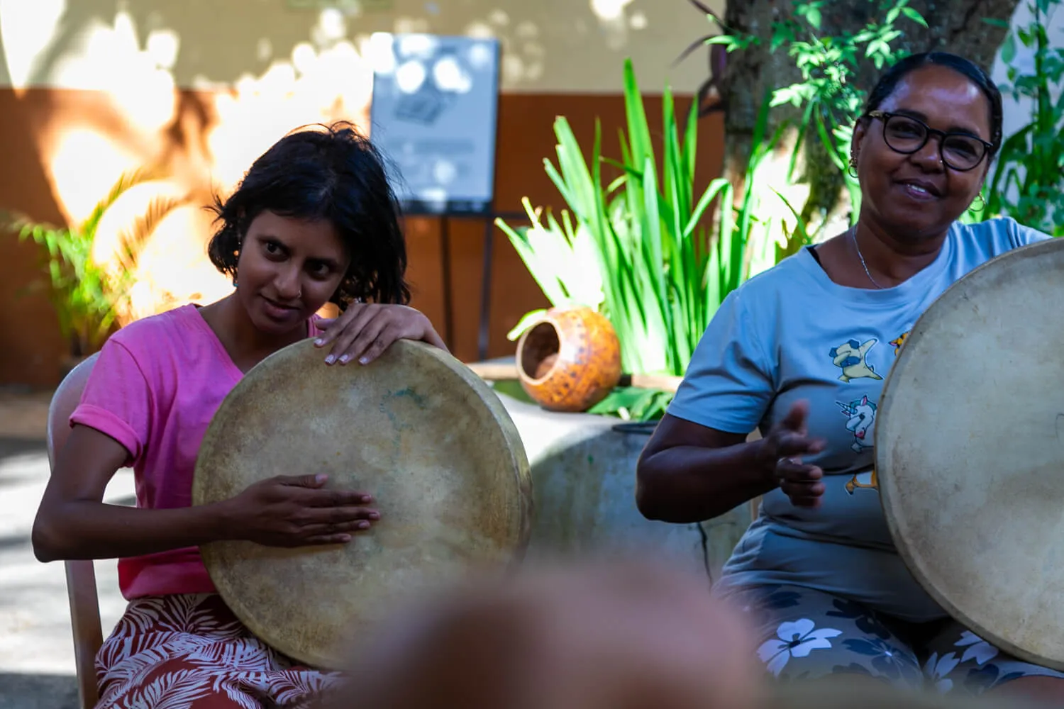 Musiker spielt Ravanne am Strand von Mauritius