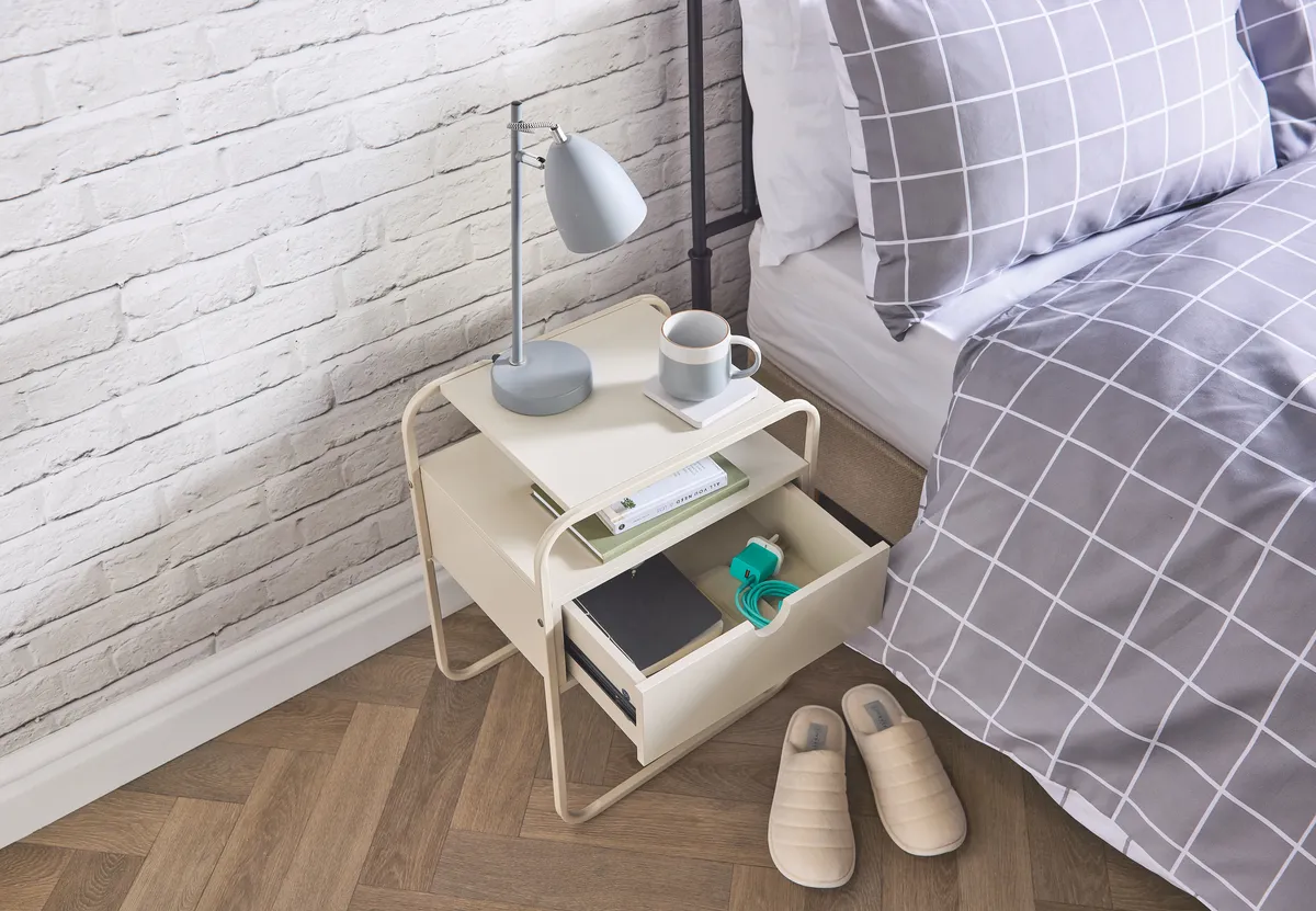 Nachttisch aus Metall in Schwarz oder Creme