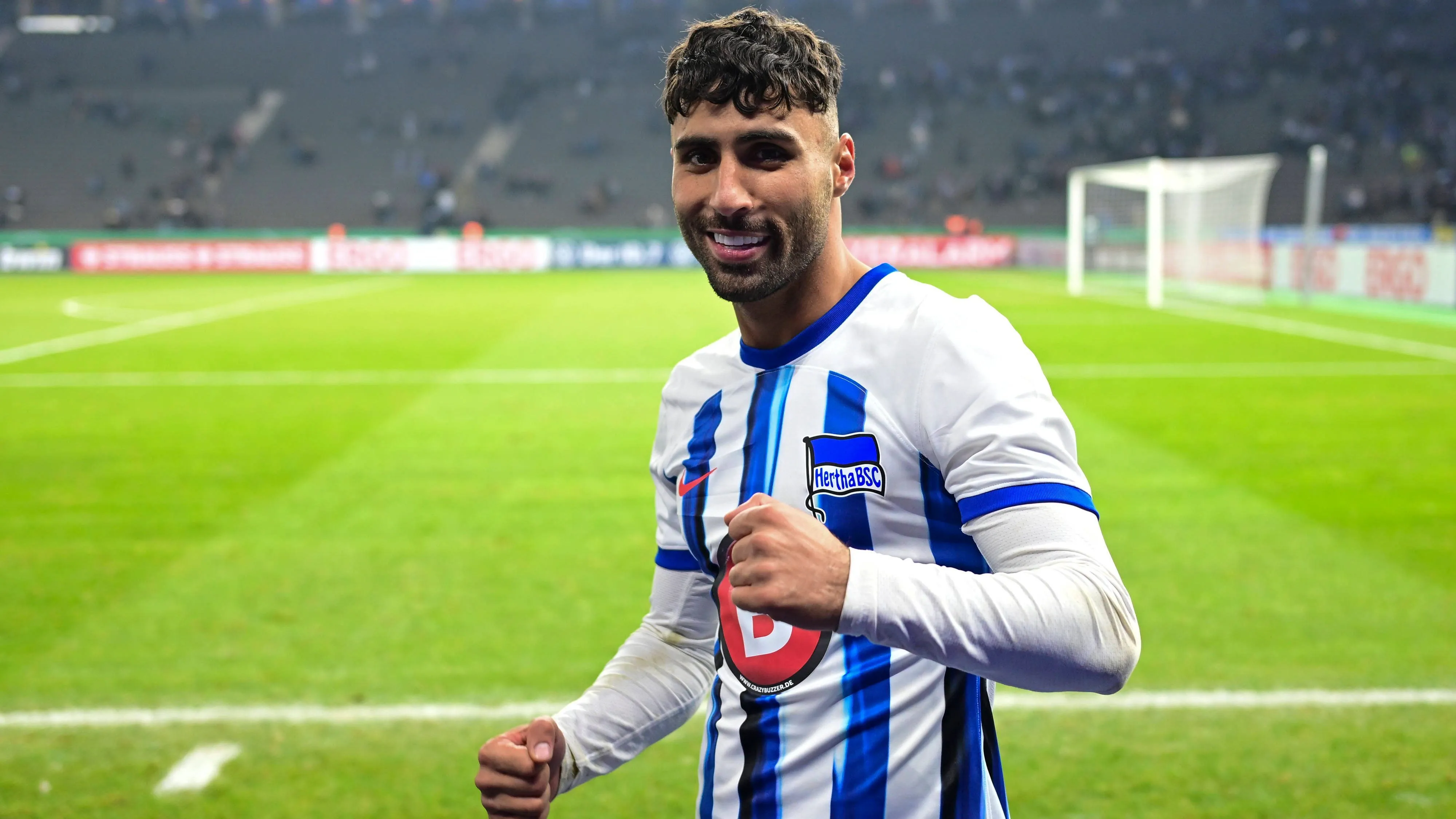 Nader El-Jindaoui im Trikot von Hertha Berlin, wie er seinen Traum auf dem Spielfeld lebt